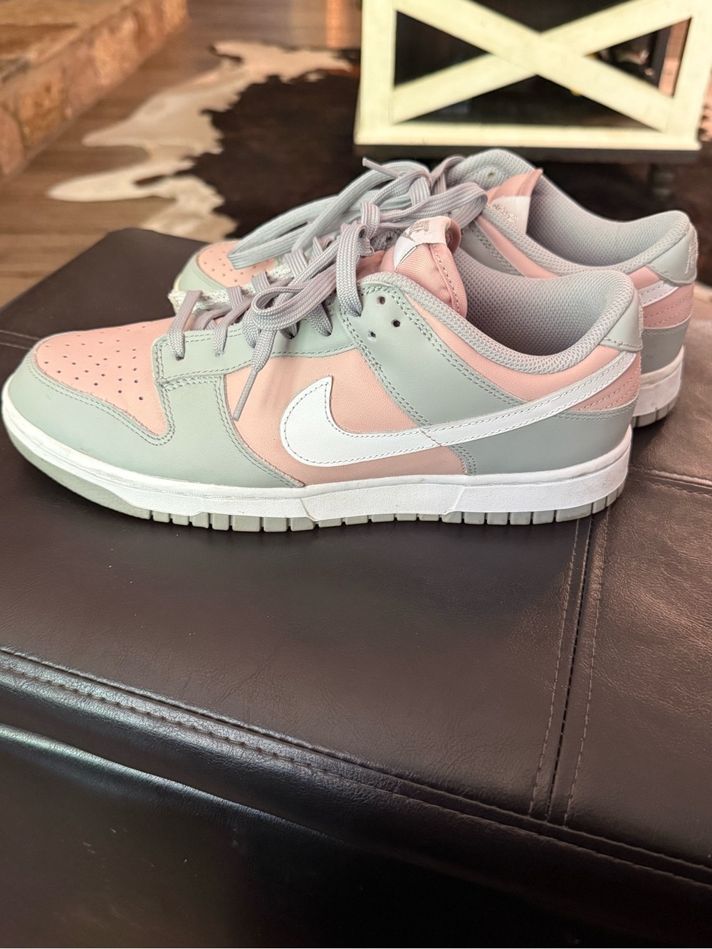 Pink & gray Nikes 10.5 - Picture 2 of 7